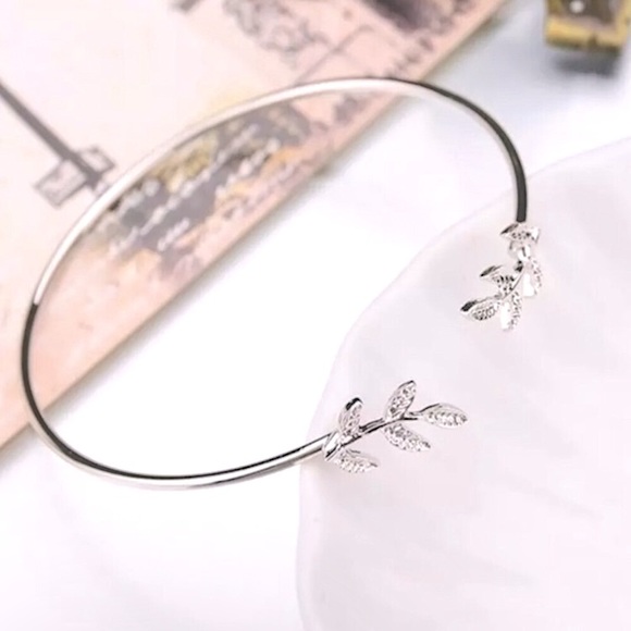 💜10/$25💜NEW Silver Floral Cuff Bracelet - Picture 1 of 10